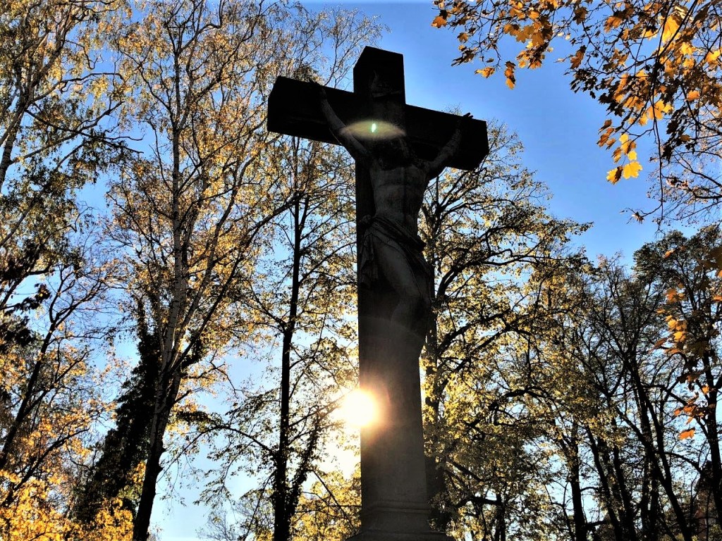Wszystkich Świętych Bóg ze swym światłem jest mocniejszy