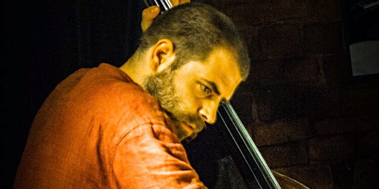 Kontrabas pieśni wielorybów